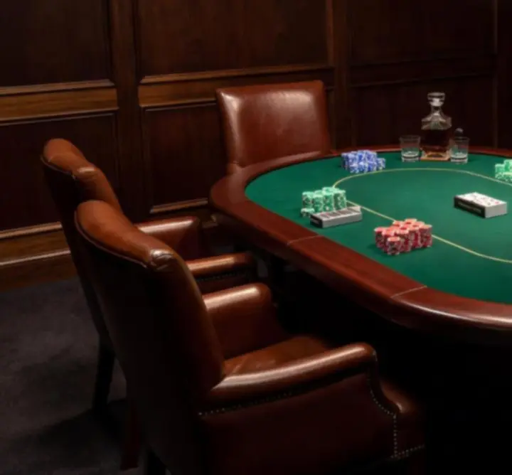 Prywatny stół pokerowy przygotowany na zamknięte wydarzenie