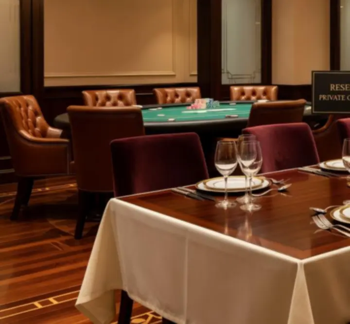 Elegancko nakryty stolik restauracyjny przygotowany na gości